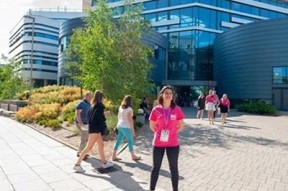 游泳教练指导女学员，麻豆传媒带你领略游泳魅力与技巧
